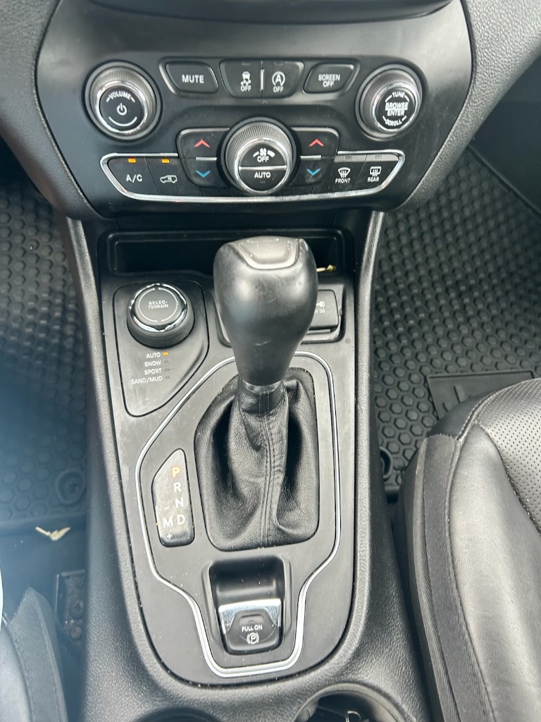 2021 Jeep Cherokee 80TH - Photo 11